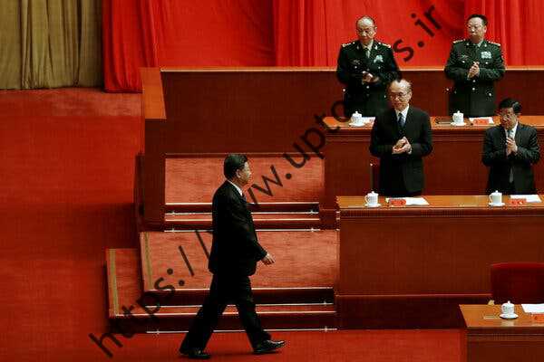 انتظار می رود مقامات حزب کمونیست این هفته تصمیم بگیرند که آیا شی جین پینگ، در سمت چپ، در میان رهبران تعیین کننده دوران کشور قرار می گیرد یا خیر.