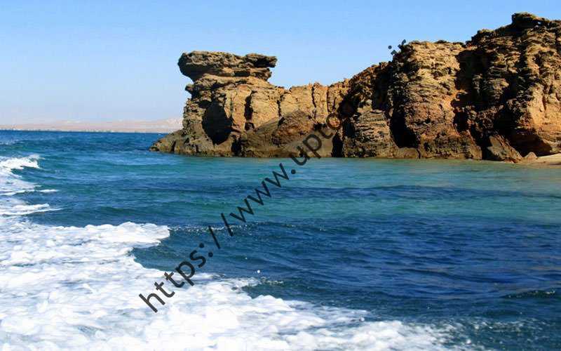 سواحل صخره ای و آب های آبی در خلیج فارس در قشم