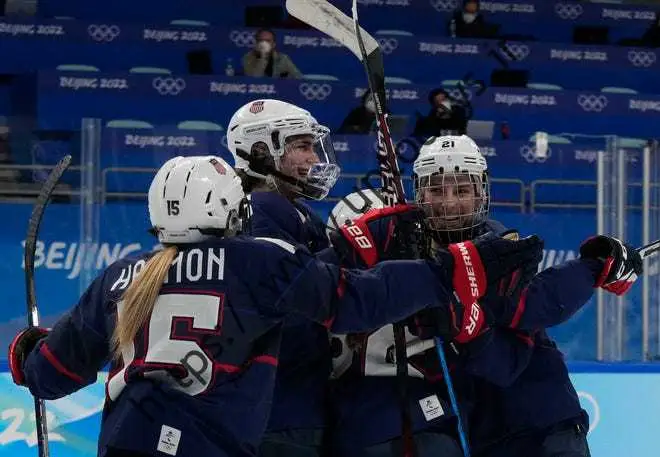 هیلاری نایت (21) مهاجم آمریکایی پس از گلزنی مقابل فنلاند در وقت دوم به او تبریک می گویند.