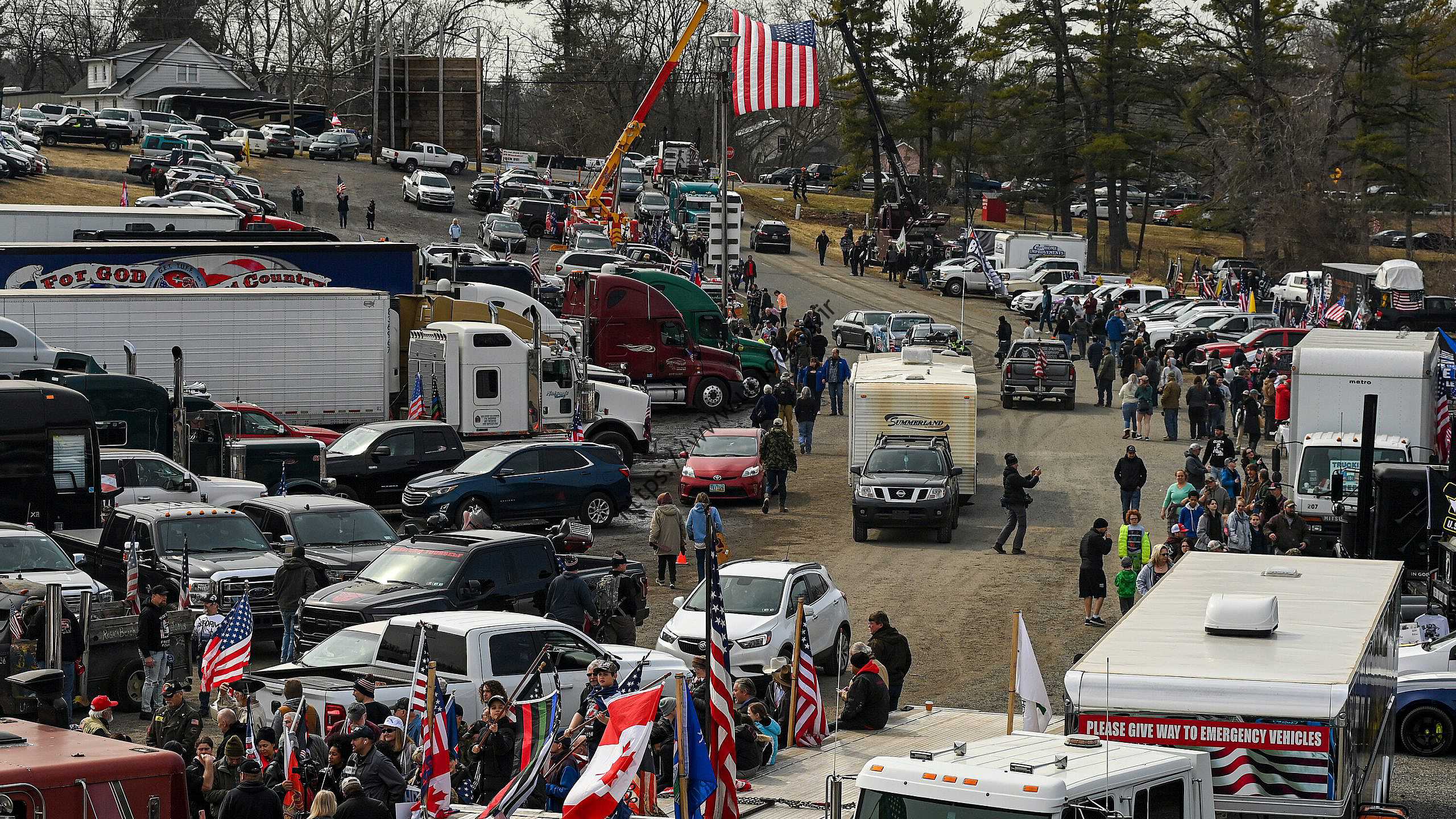 کامیون داران معترض به دستورات کووید، واشنگتن، دی سی، در کمربند وی را احاطه کرده اند.